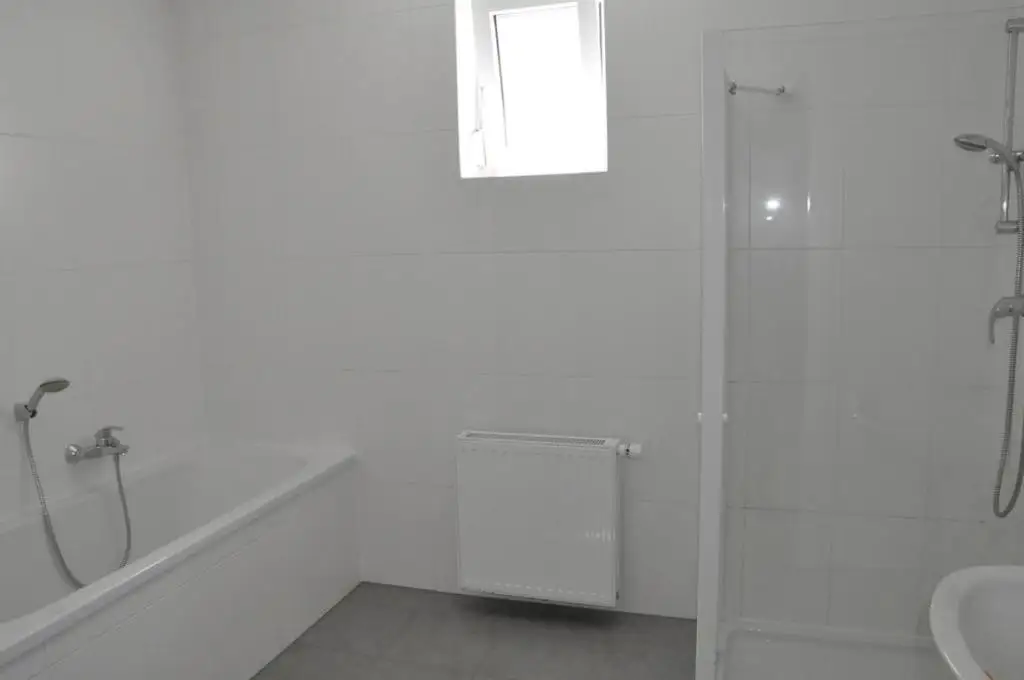 Moderne 4-Zimmer-Wohnung mit Eigengarten, in zentraler Lage und absoluter Seenähe!