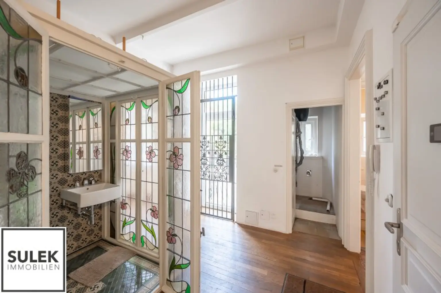 Rarität in der Wehrgasse: großzügige, sanierte Altbauwohnung mit Terrasse ab 01/26 unbefristet mieten!