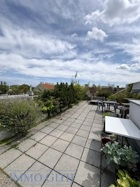 UNBEFRISTETE, GEPFLEGTE 1,5 ZIMMER-WOHNUNG MIT GEMEINSCHAFTSTERRASSE ZU MIETEN!