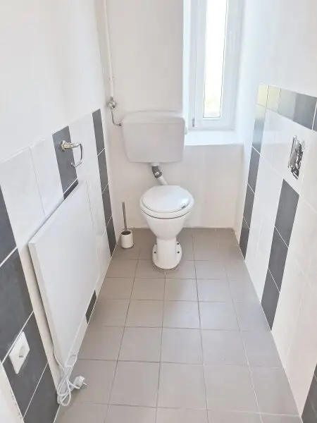 Sanierte  4 Zimmer Wohnung im Haus mit einem großen Garten