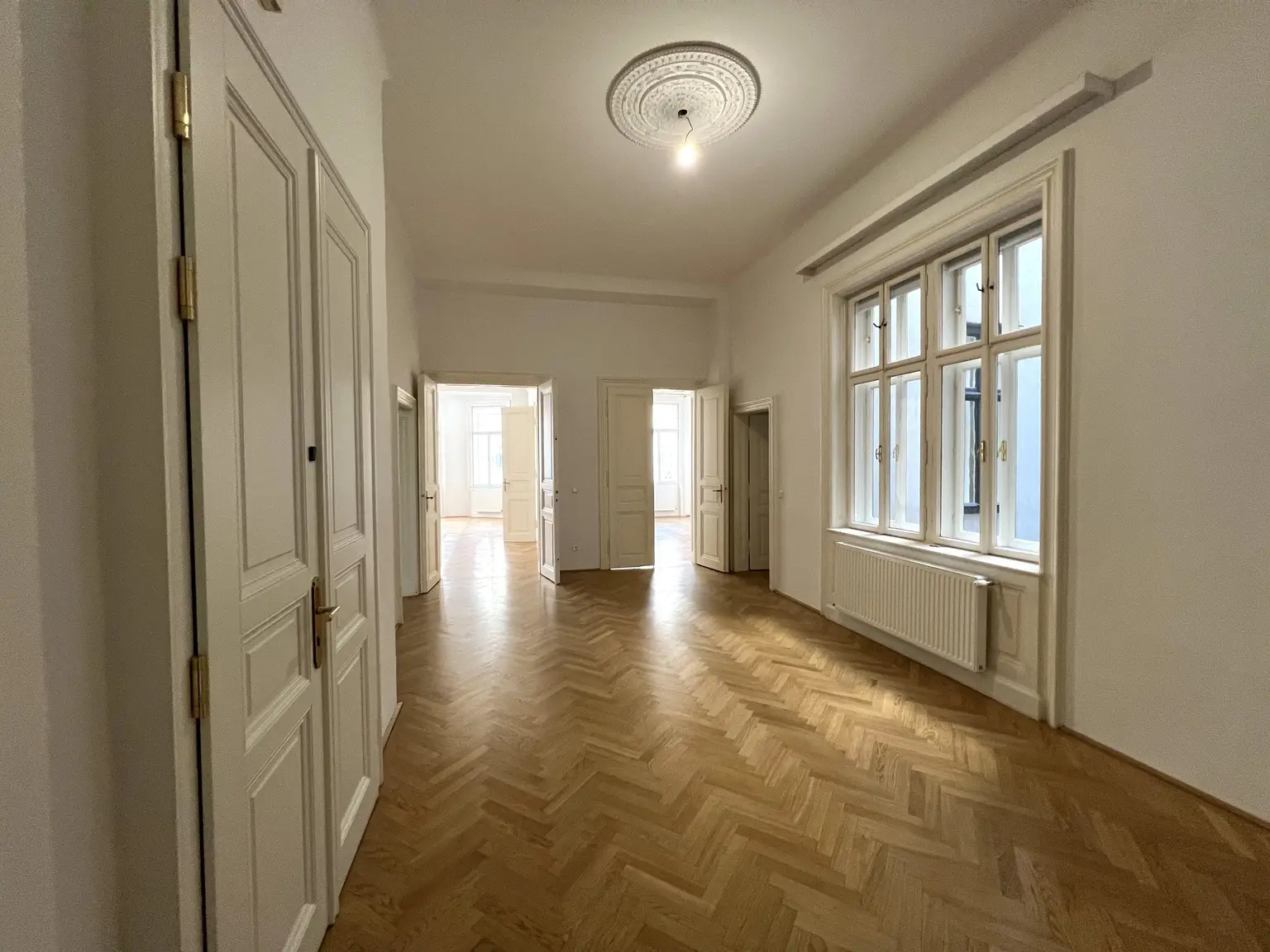 Stilvolle 6-Zimmer Wohnung im repräsentativen Haus