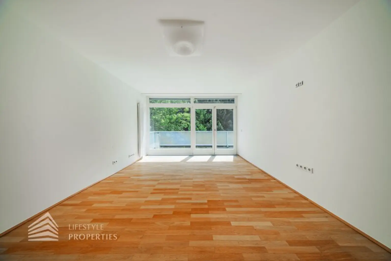 Wunderschöne 4 - Zimmer Wohnung mit Terrasse und 2 Balkonen