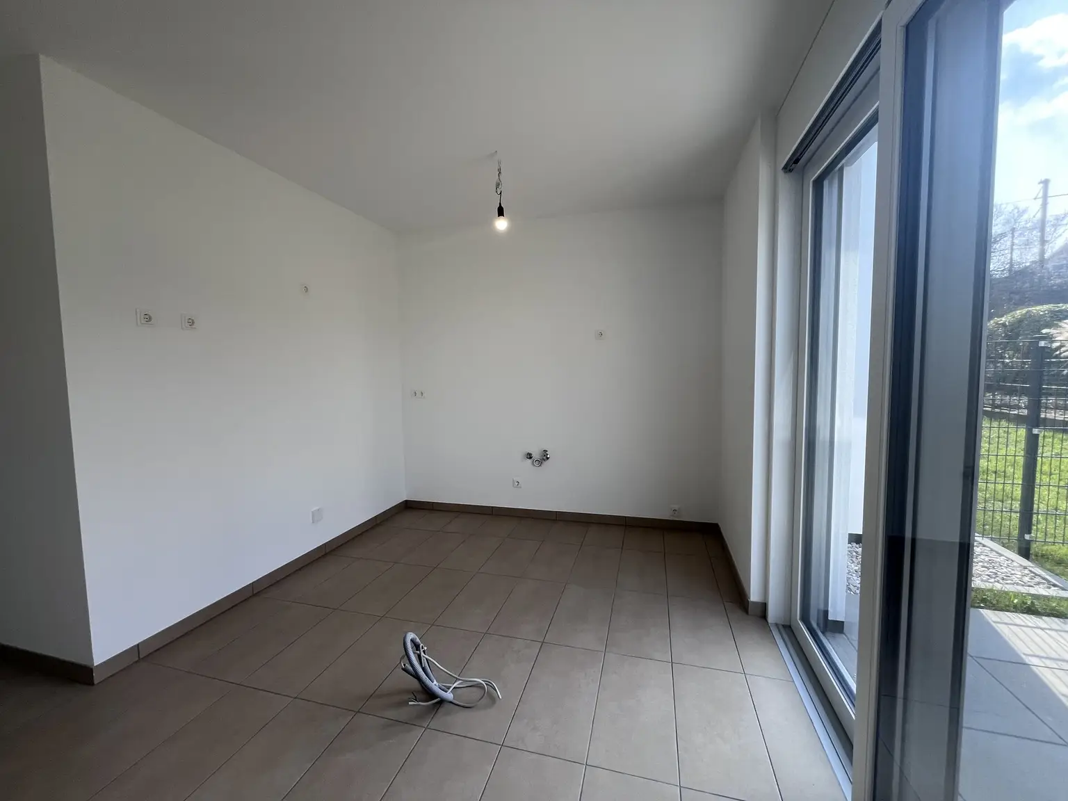 Erstbezug !! Traumhafte Doppelhaushälfte , Wohnkeller  mit Garten und 2 Stellplätzen!