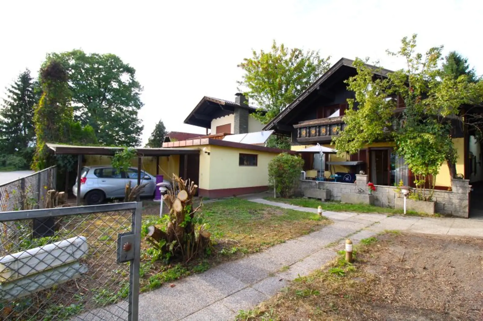 WAIDMANNSDORF  -  Sanierungsbedürftiges Haus in Aussichtslage!