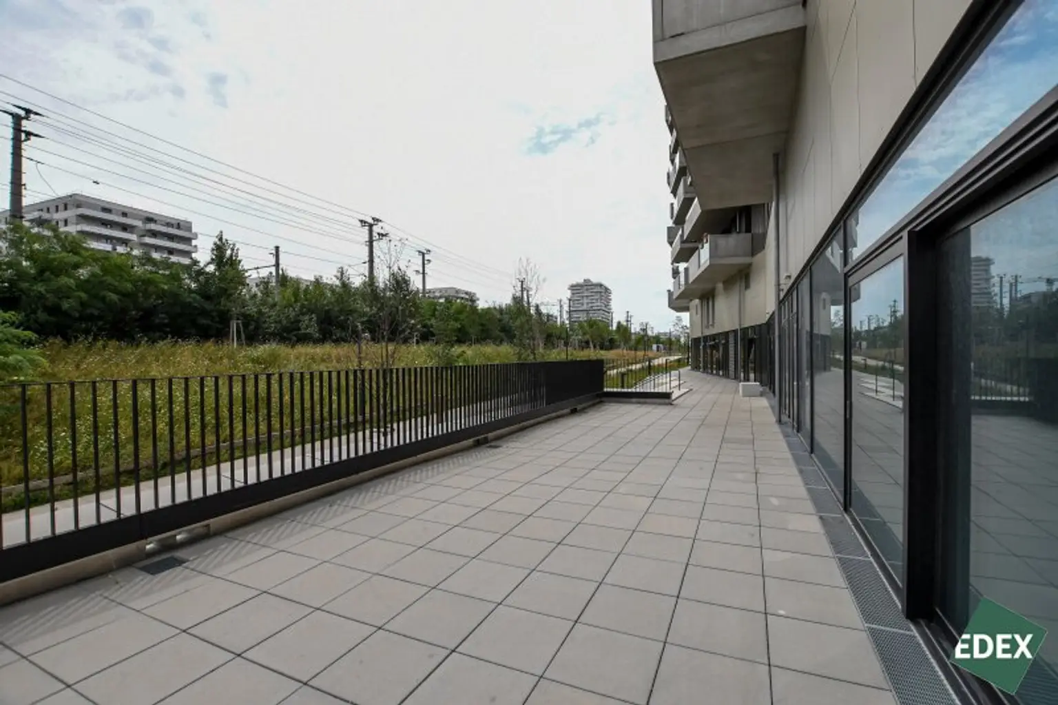 Erstbezug | Moderne Gewerbefläche mit hoher Sichtbarkeit und Terrasse auf zwei Etagen - unbefristet