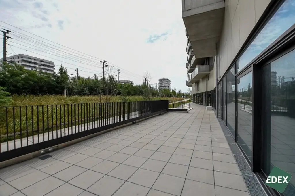 Erstbezug | Moderne Gewerbefläche mit hoher Sichtbarkeit und Terrasse auf zwei Etagen - unbefristet