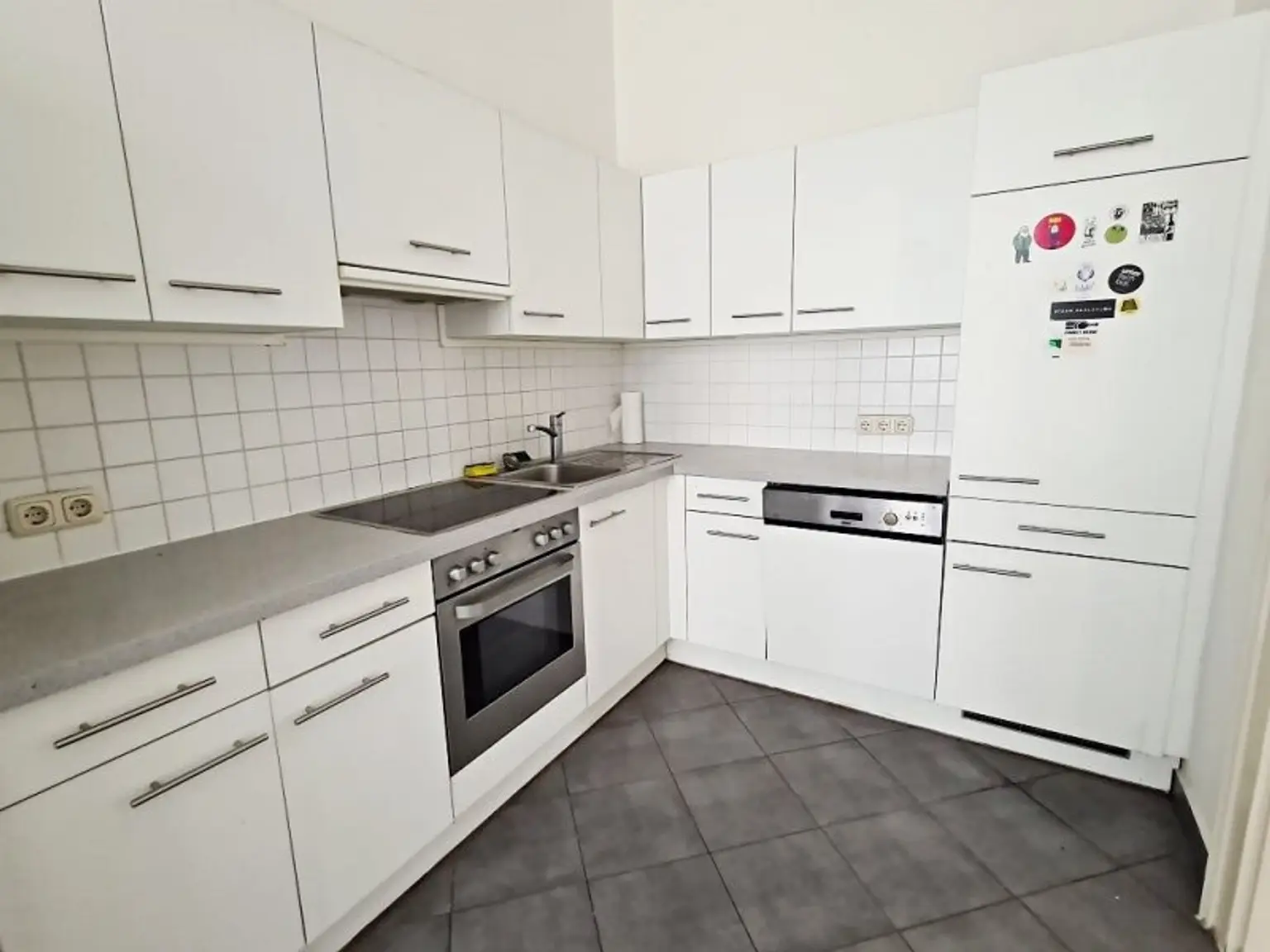 SALESIANERGASSE, teilsanierte 86 m2 Altbau, 3 Zimmer, Küche, Wannenbad, Parketten, 2. Liftstock, Botschaftsviertel