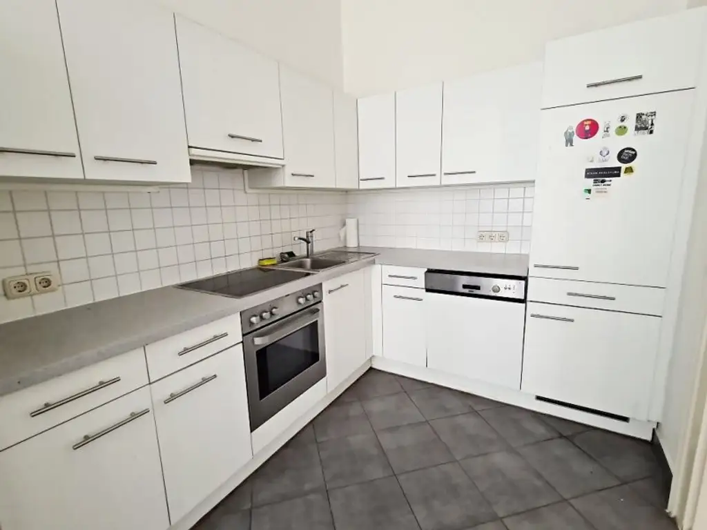 SALESIANERGASSE, teilsanierte 86 m2 Altbau, 3 Zimmer, Küche, Wannenbad, Parketten, 2. Liftstock, Botschaftsviertel