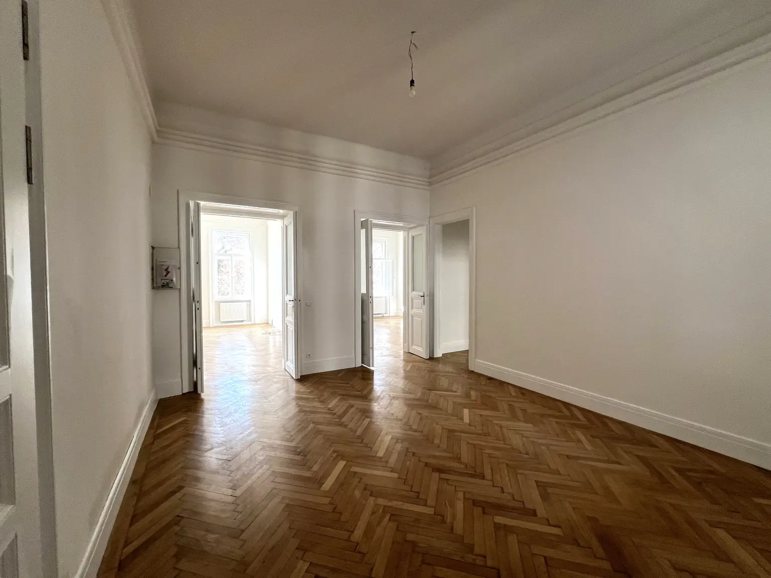 In Vorbereitung: Ansprechendes Apartment mit Terrasse und mit Blick in palais-artigen Garten / Exquisite apartment with terrace and view of the palatial garden