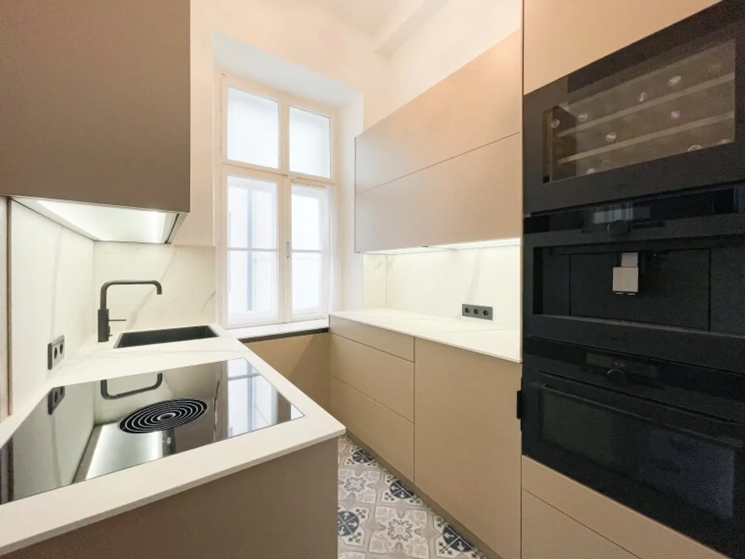 Exklusive Altbau-Residenz mit modernster Technik – hofseitige 2-Zimmerwohnung mit Balkon beim Naschmarkt