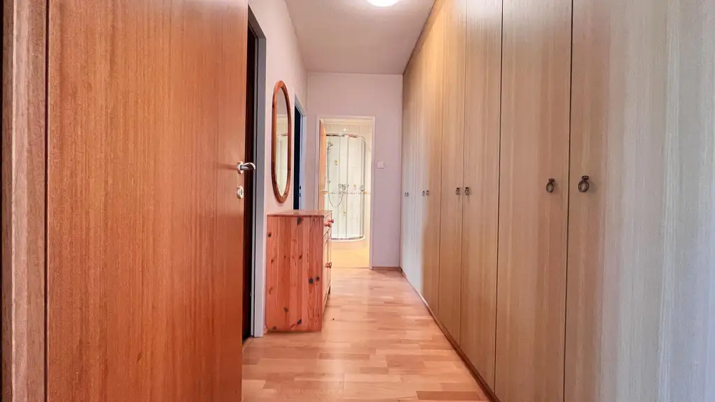 Eigentumswohnung mit Loggia – zentrale Lage in Fischamend