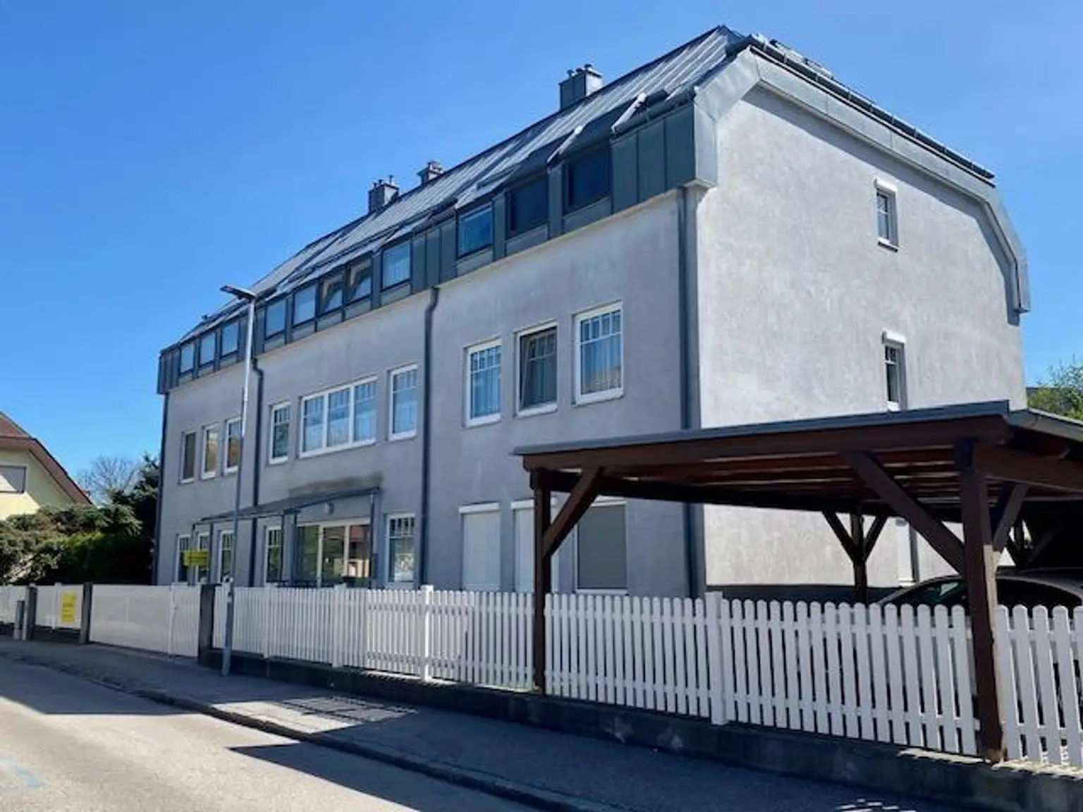 Grüne Oase in Kliniknähe – Erdgeschosswohnung wie neu, mit Carport & Garten!