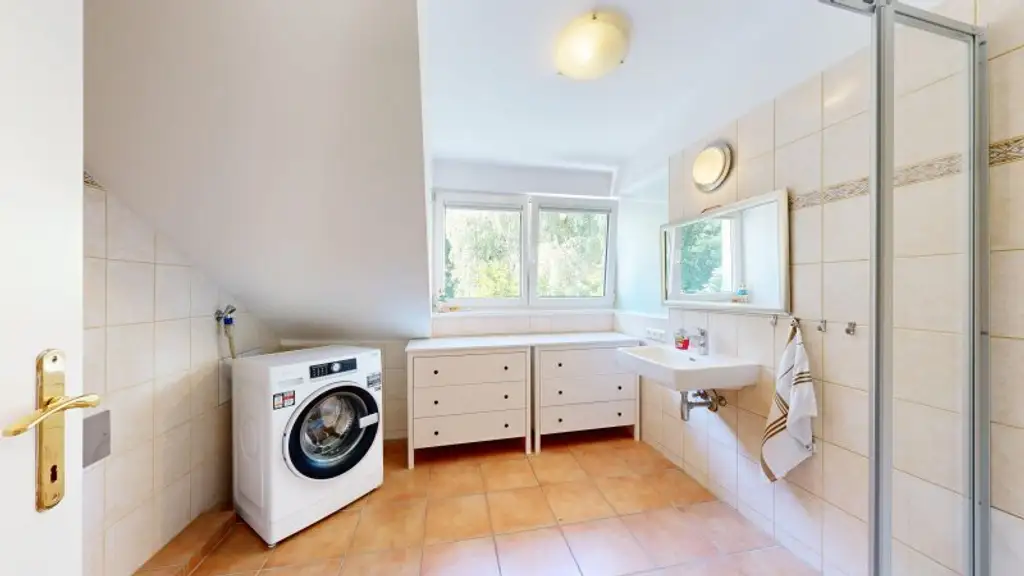 Gemütliche Dachgeschoss-Wohnung | Veranda | Grünlage | gute Verkehrsanbindung