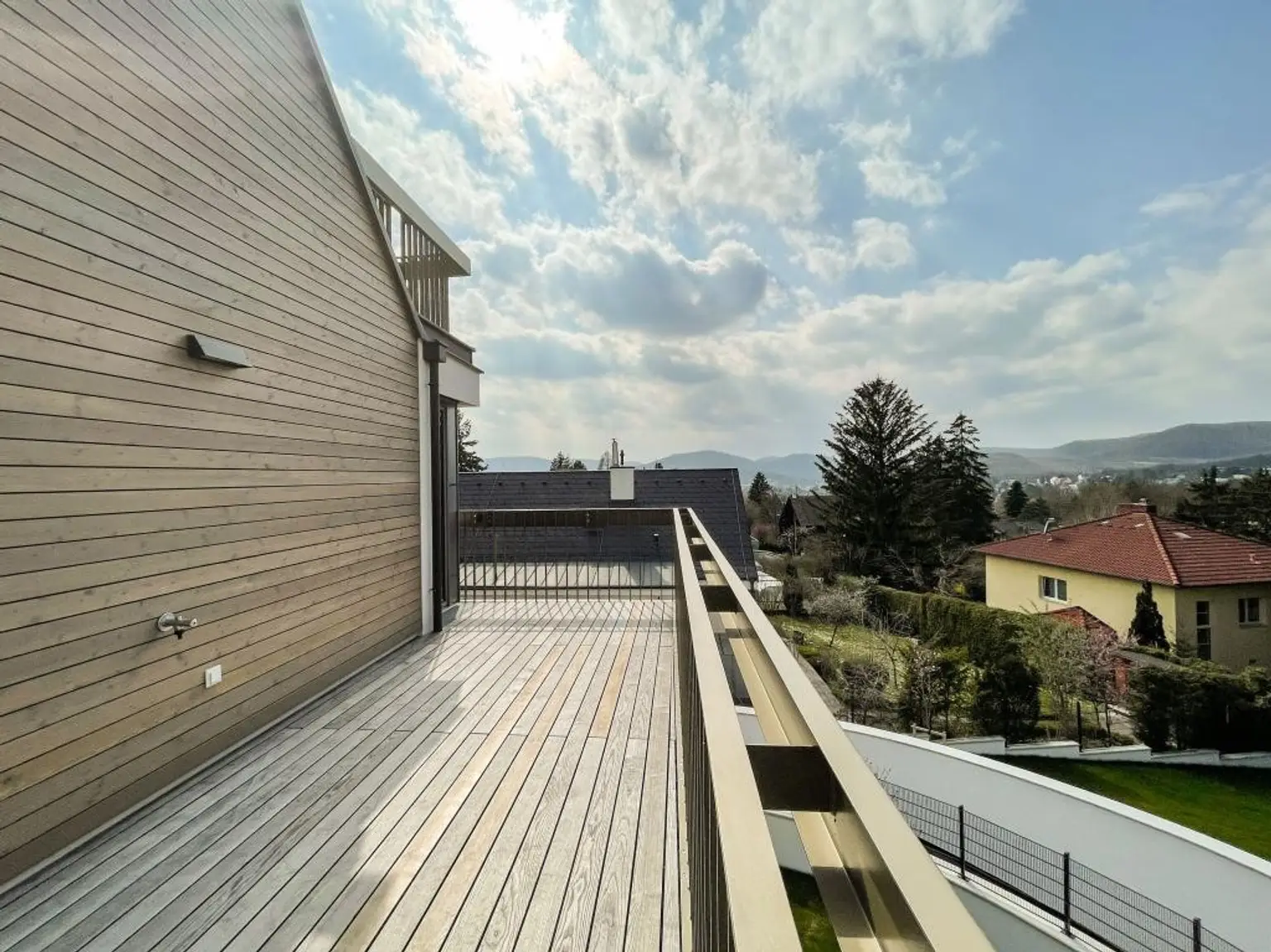 Exklusiv und komplett möblierte 3-Zimmer-Terrassenwohnung für gehob. Ansprüche // Excl. and fully furnished 3-room terr. apt for discerning tastes //