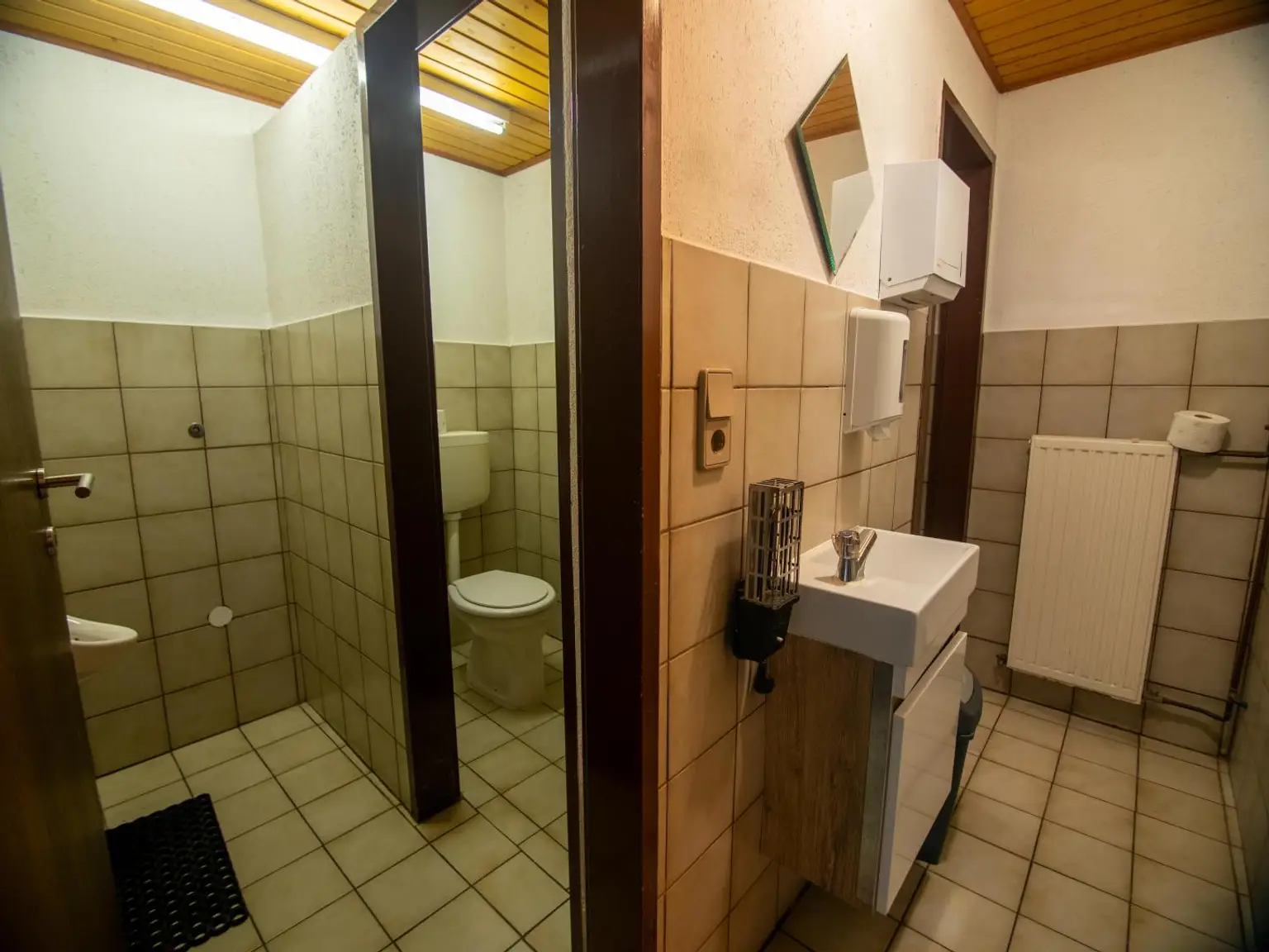 Großes Wohnhaus mit Heurigenlokal / 5 Gästezimmern und einem Miethaus