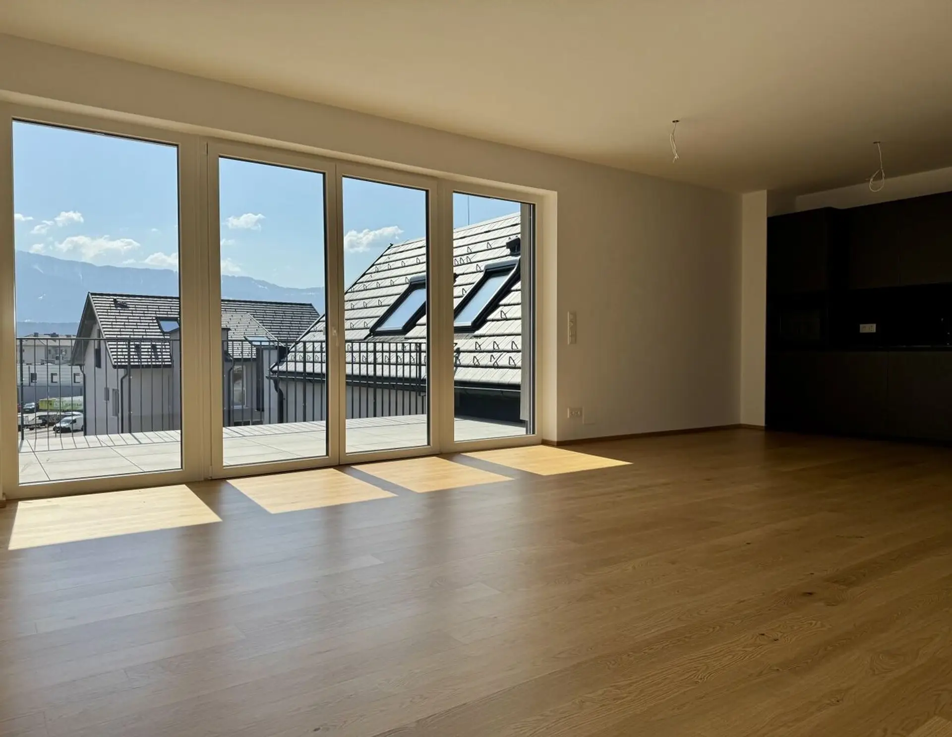 90M² Penhousewohnung mit Ost-Süd-Und Westbalkon zu Mieten!