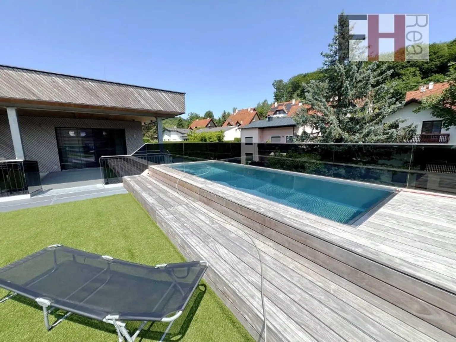 Moderne Gewerbeliegenschaft mit stylischer Wohneinheit inkl. Pool on Top! Bauland Kerngebiet! Vielfältige Nutzungsmöglichkeiten > Geschäftslokal, Büro, Praxis, Mobilitätscenter, KFZ!