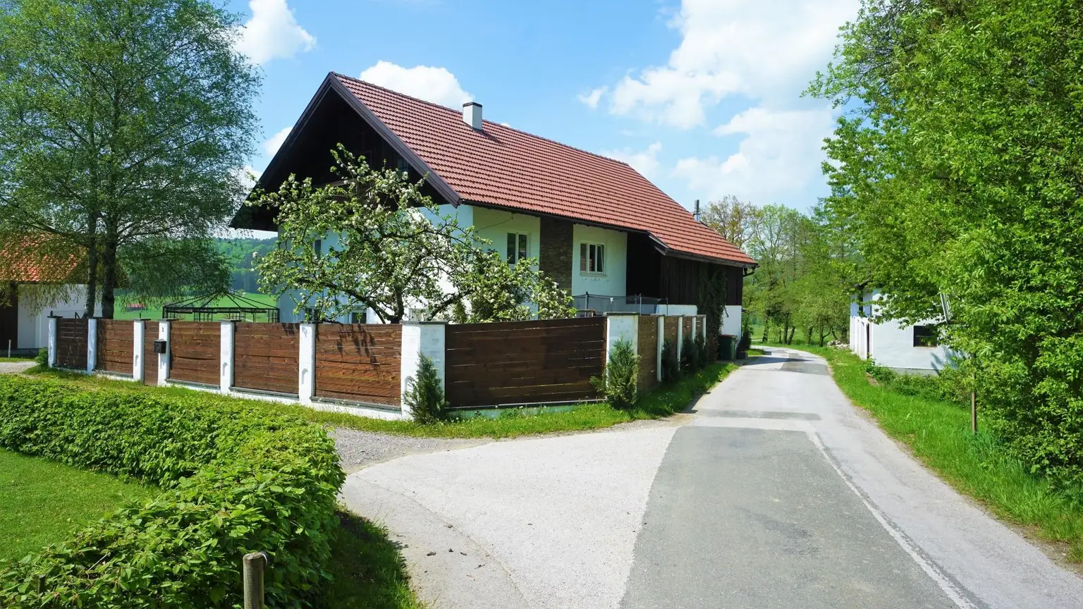 Bauernhaus mit Nebengebäude und Feldern in Durchham