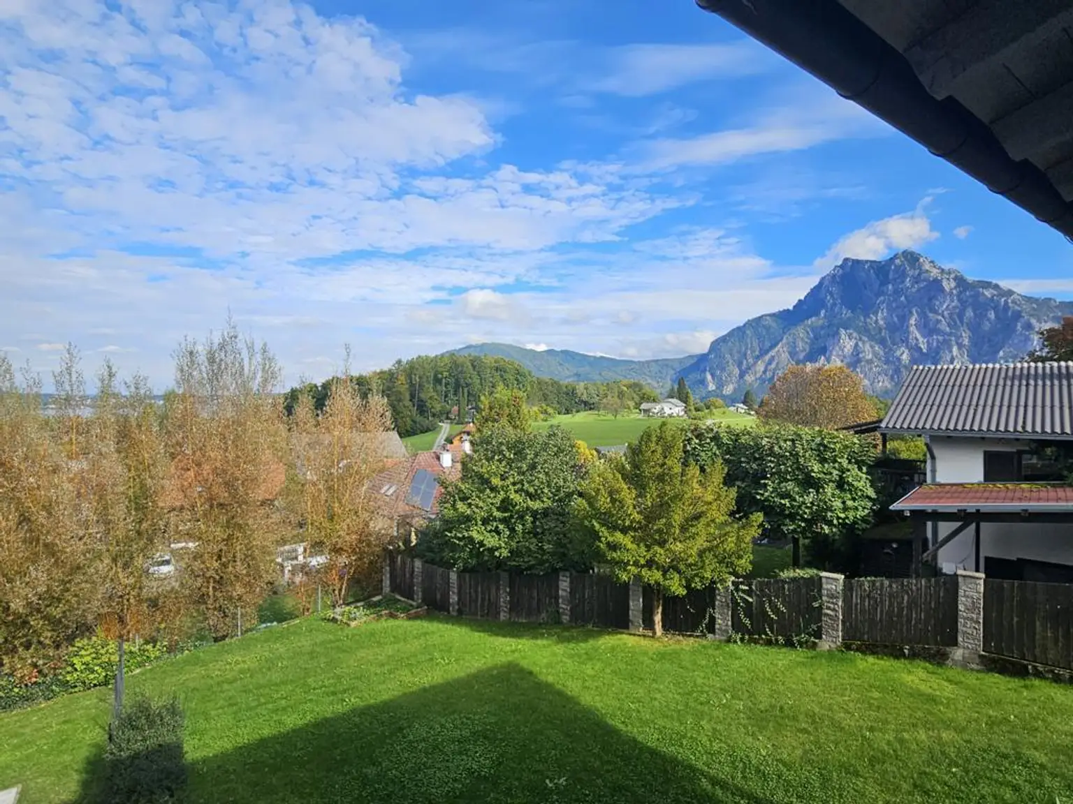Exklusive 3-Zi.-DG-Wohnung mit Gebirgsblick in ruhiger Lage