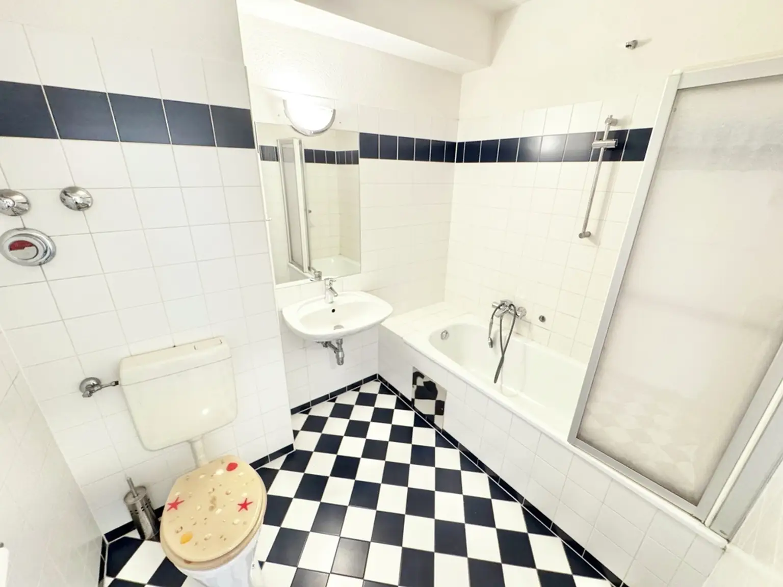 BALKONTRAUM | TOPLAGE NÄHE DONAUZENTRUM | HELLE SINGLE-WOHNUNG | U-BAHN-NÄHE