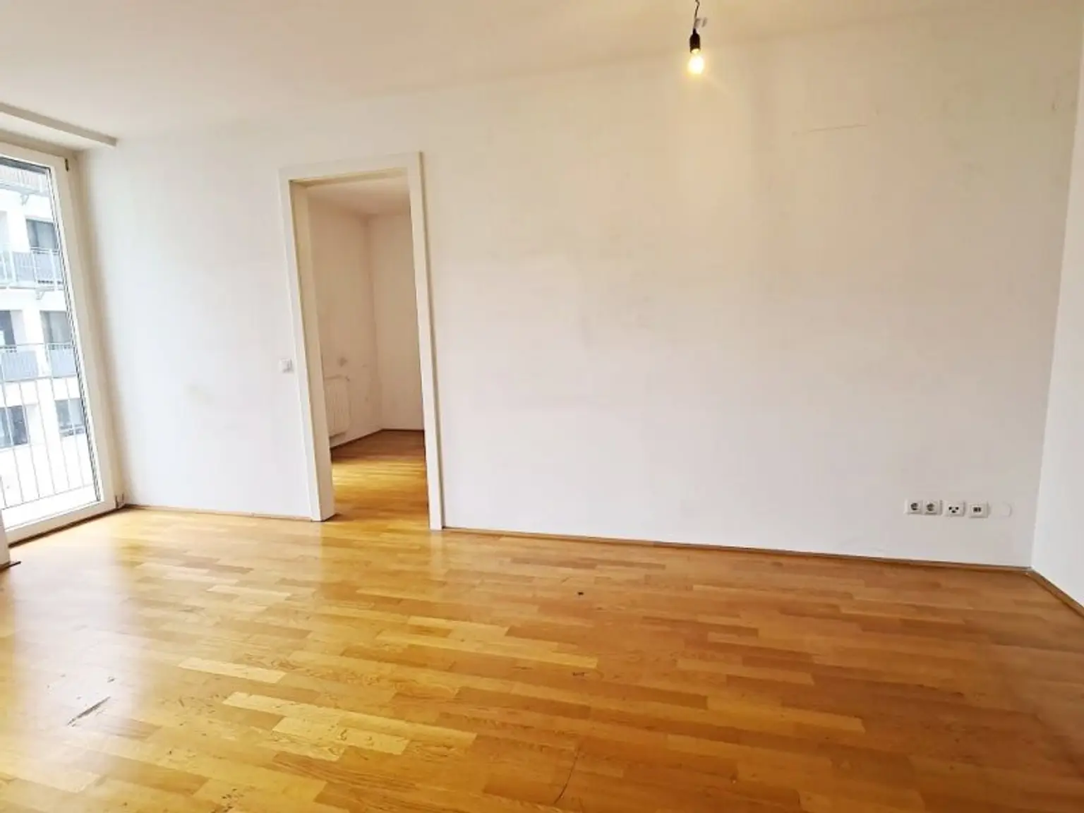 HUMBOLDTGASSE, U1 NÄHE, 76 m2 Neubau inkl. 4 m2 Loggia, Wohnküche, 2 Zimmer, Parketten, Wannenbad, 2. Liftstock