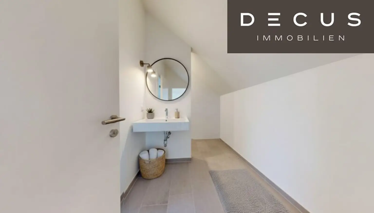 | EXKLUSIVE & LICHTDURCHFLUTETE DACHGESCHOSS - MAISONETTE - WOHNUNG MIT BLICK AUF DEN SCHLOSSBERG | PRIVATER LIFTZUGANG | 2 TERRASSEN | TOP LAGE