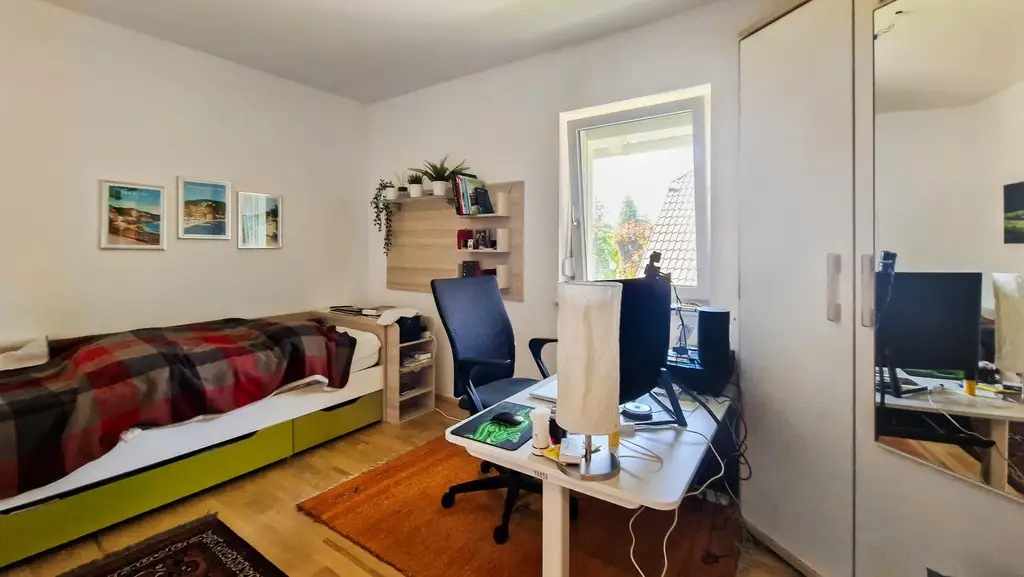 Niedrigenergie-Doppelhaushälfte in Mauer. 5 Zimmer, Terrasse, Garten und Autostellplatz