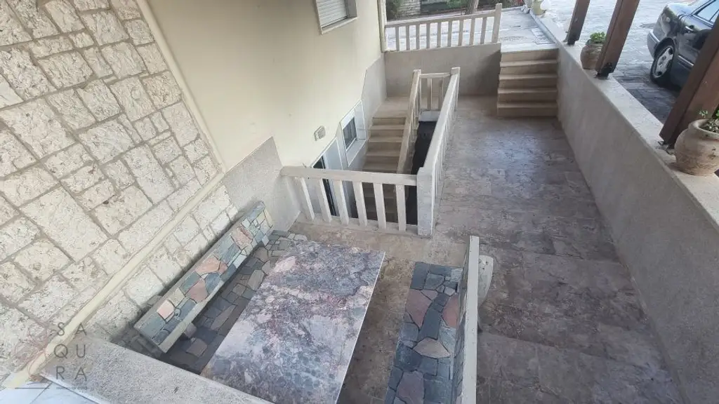 Chanioti – Strandnähe und Rendite vereint – Stilvolles Haus auf drei Etagen nur 100 Meter vom Meer