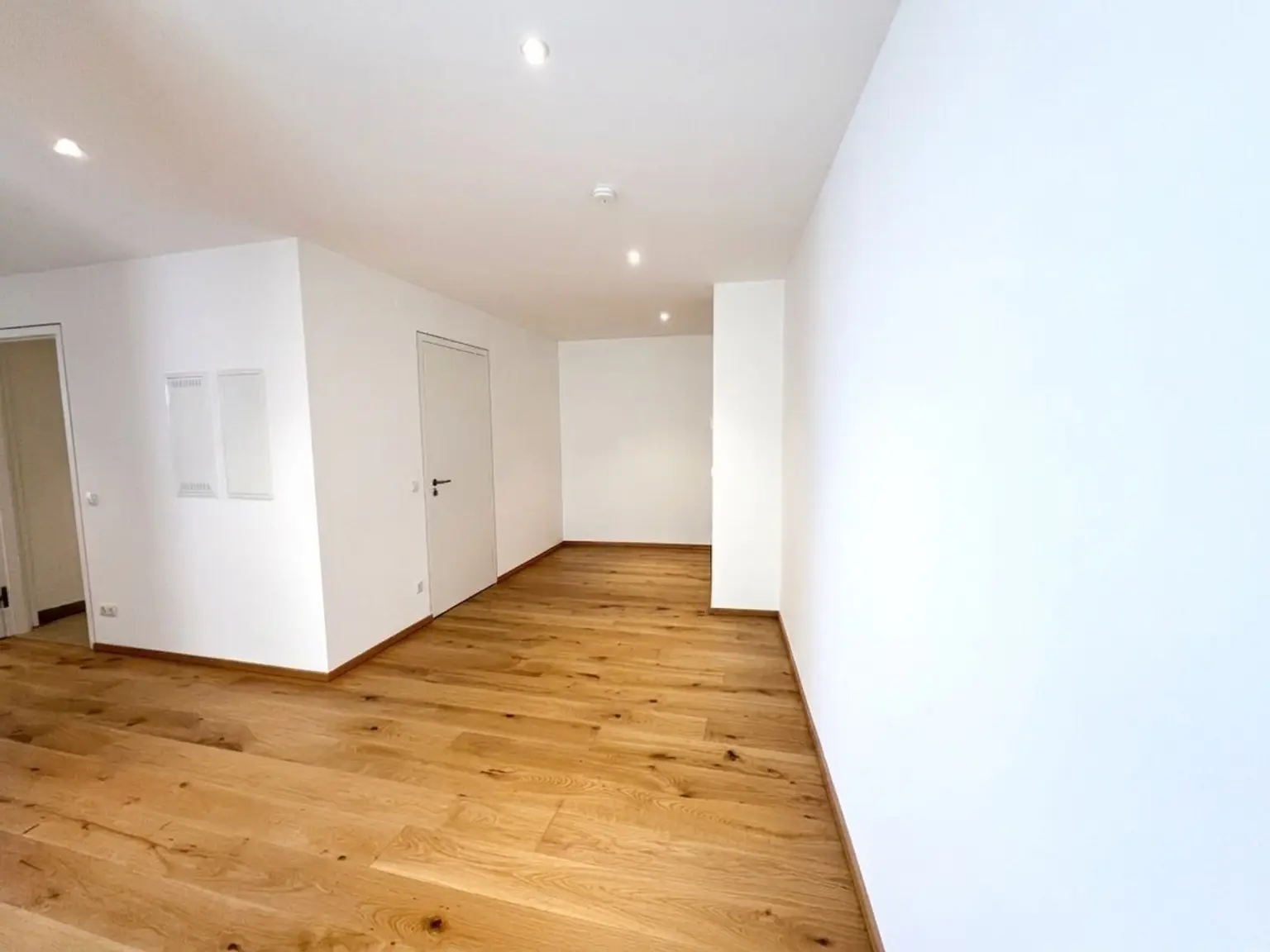 UNBEFRISTET: Ansprechende, klimatisierte Dachgeschosswohnung mit 2 Loggien in Top Lage