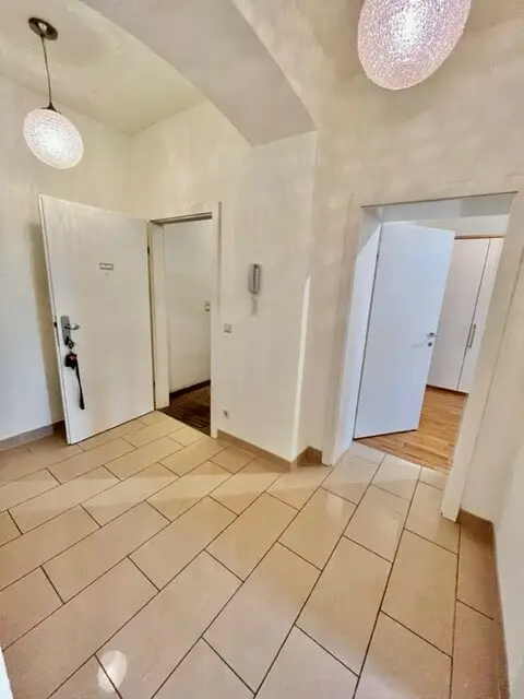 Vorraum - Blick zum kl. Zimmer und Eingang/Stiegenhaus