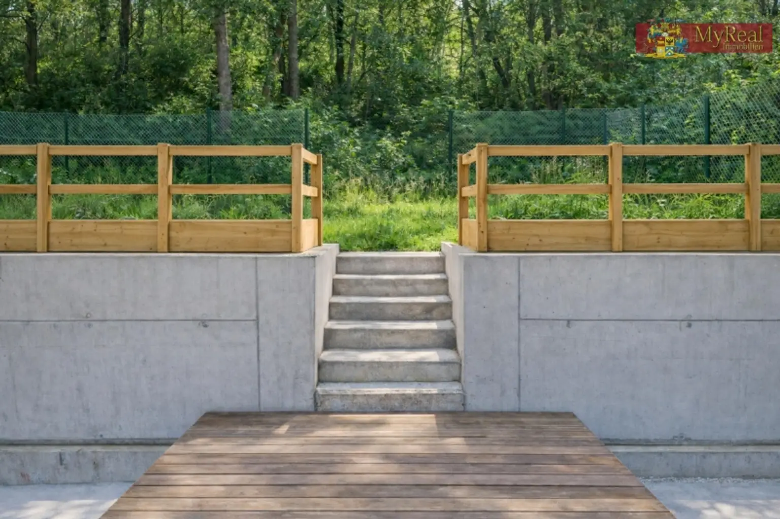 Terasse hinten und der höhergelegene Garten