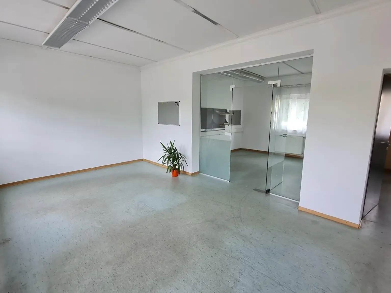 Büroraum groß Foto 2