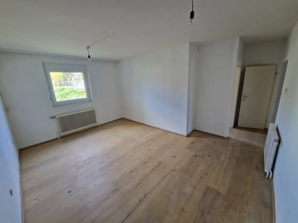 3 Zimmerwohnung , uneinsichtiger Garten, großes Carport