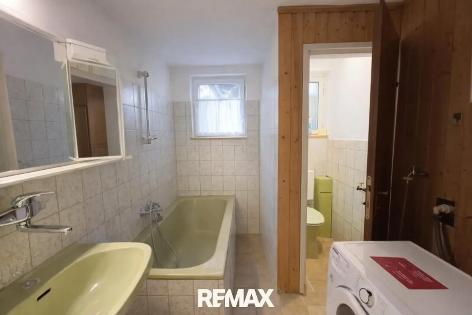 Badezimmer mit Badewanne und separatem WC