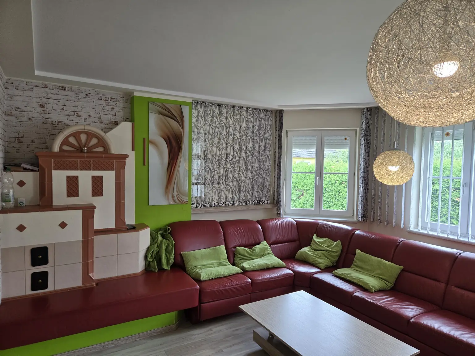 Wohnzimmer mit Kachelofen