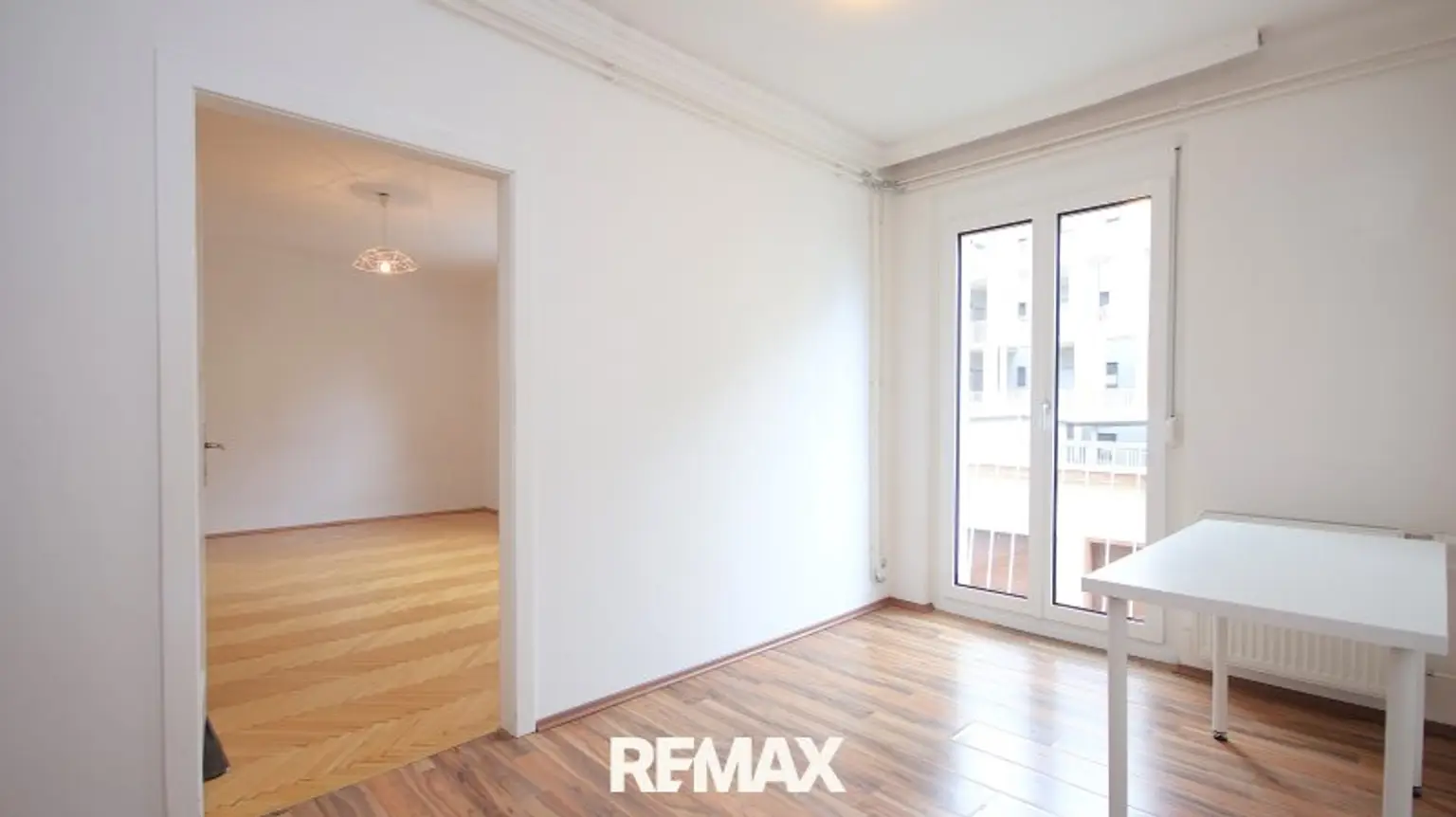 große Diele mit französischem Balkon