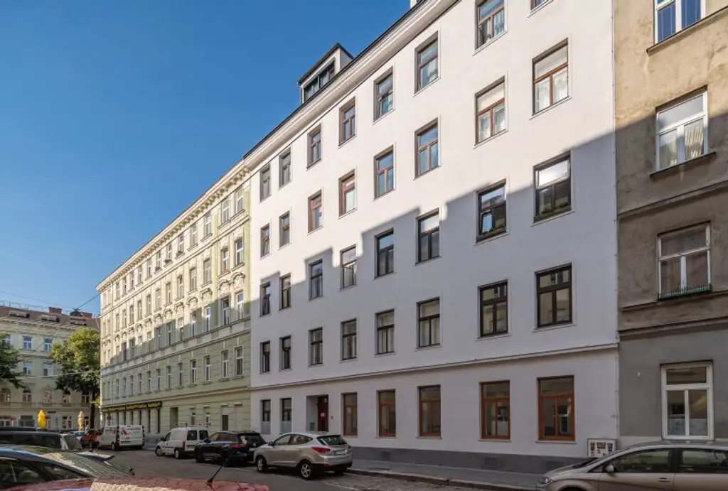 ++NEU++ Renovierungsbedürftige 4-Zimmer Altbauwohnung im Erdgeschoss!