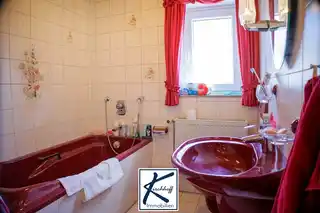 Bad mit Badewanne im OG