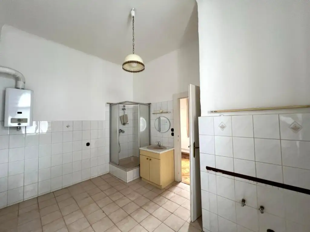 Altbau-Charme! 67 m² Wohnung beim Naschmarkt mit exklusiver Balkon-Möglichkeit in generalsaniertem Haus