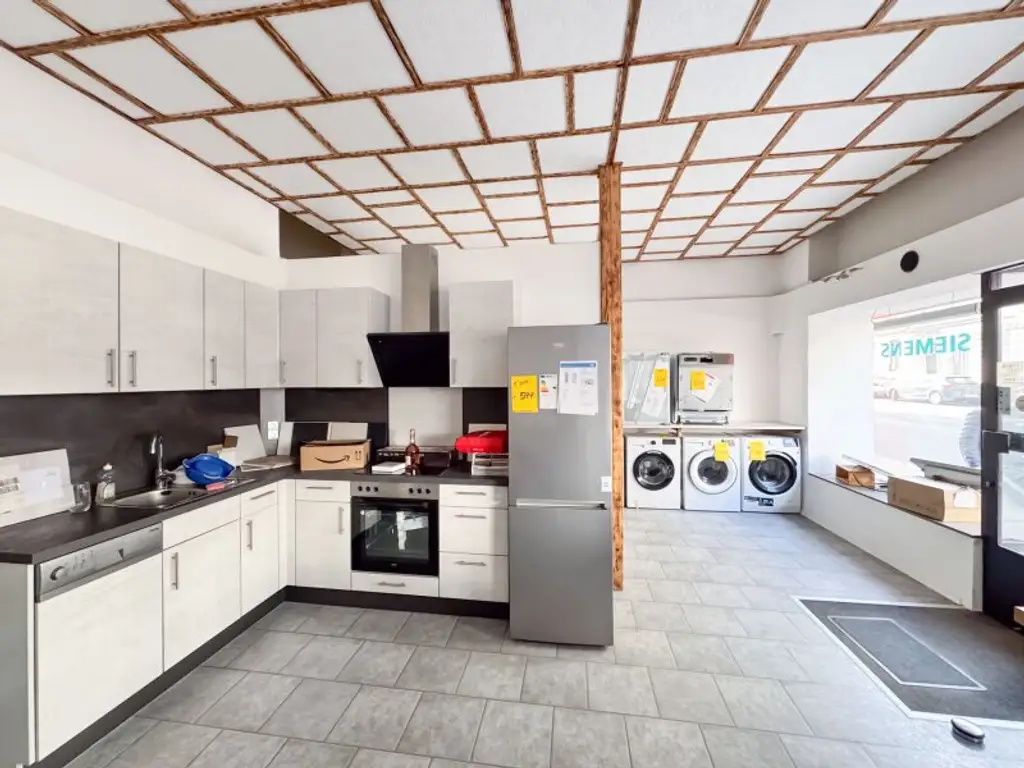 86 m2 für Atelier, Einzelhandel, Studio, Büro etc. im EG zu verkaufen! Zwei StraßenzugängeWattgasse!