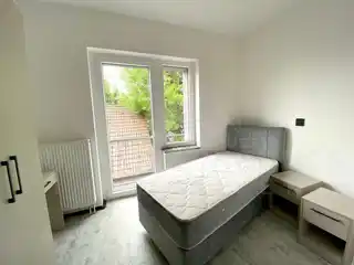 Zimmer mit großem Fenster