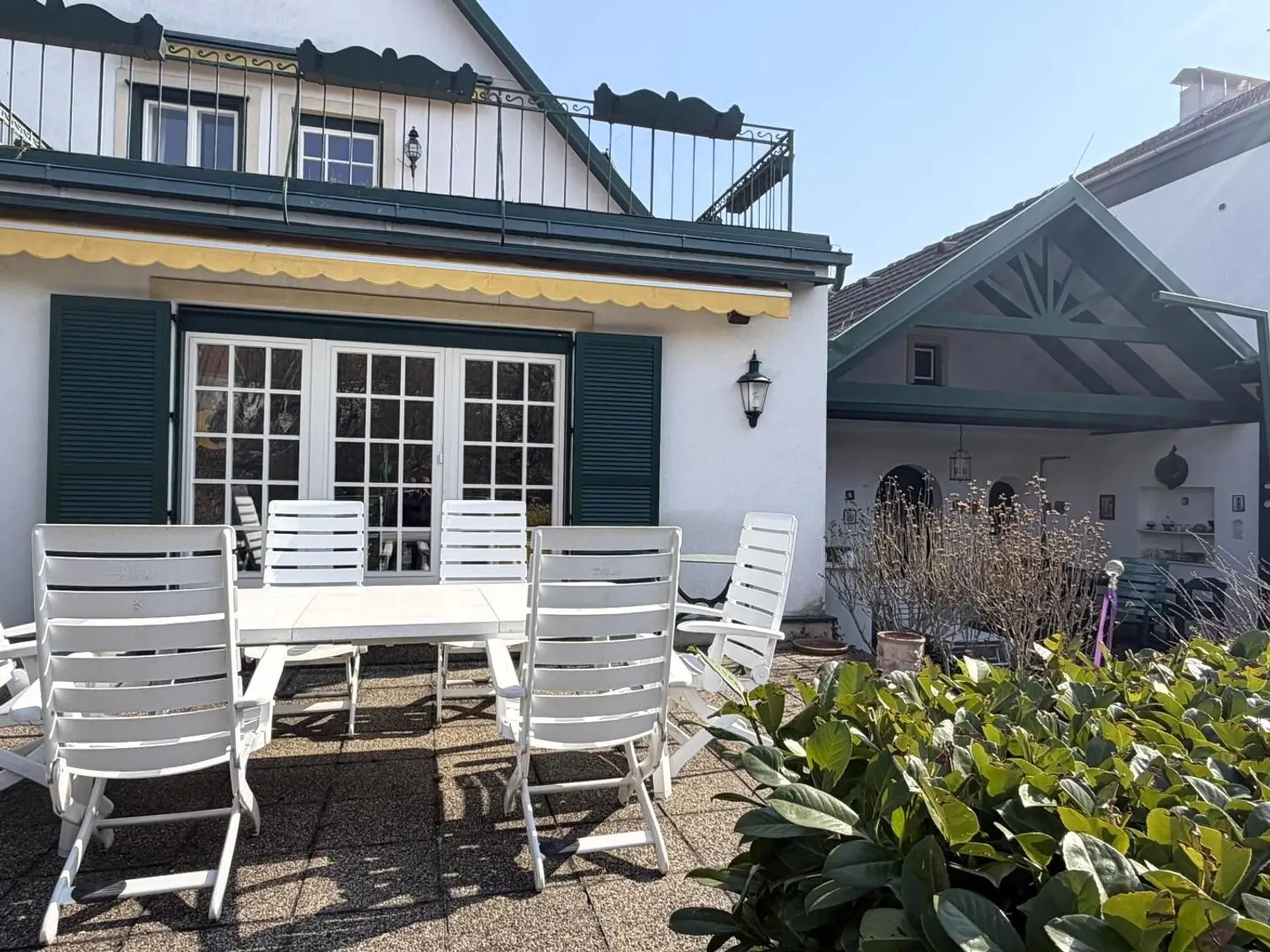 Gartenansicht / Garage / Grillplatz