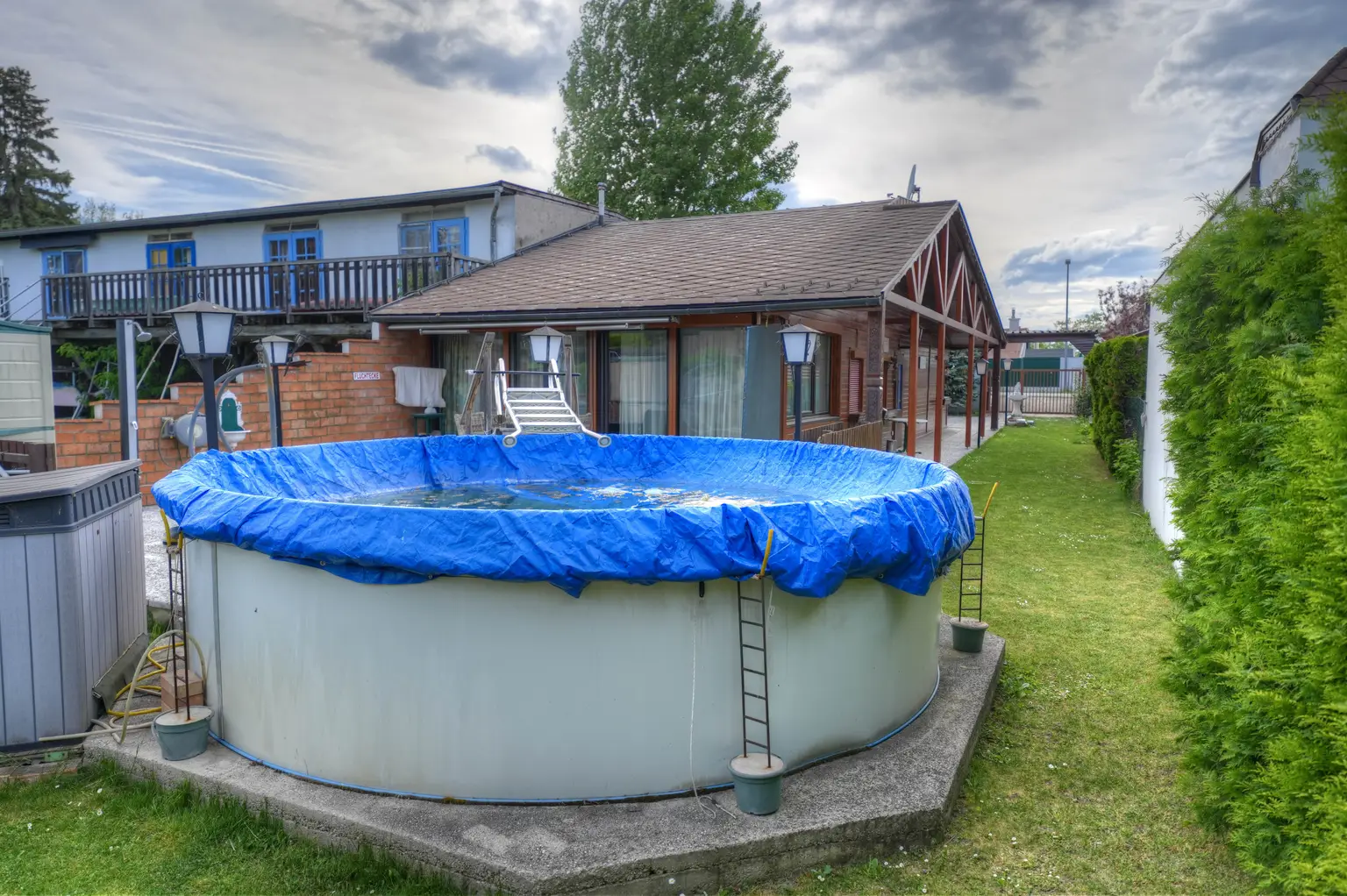 ENTWURF ** Urlaub zu Hause - Nur ca. 100 Meter vom Neufelder See entfernt – charmantes Haus auf Pachtgrund + Pool, Sauna & Gästezimmer ** ENTWURF