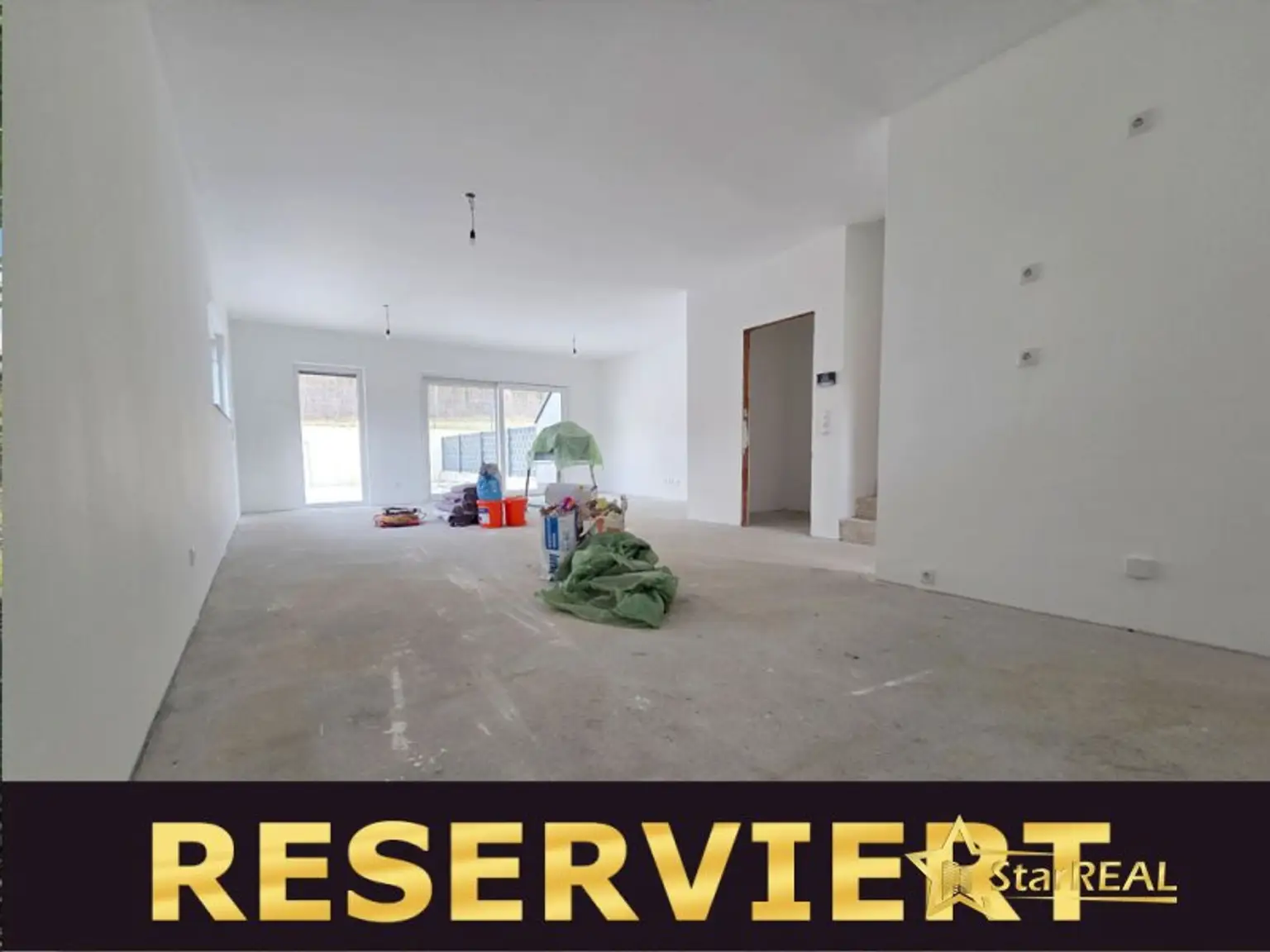 RESERVIERT! 208 m² NFL! 5-ZIMMER, KELLER, BALKON, TERRASSE, CARPORT UND GROSSER GARTEN. ZIEGELQUALITÄT MIT UNVERBAUBAREM GRÜNBLICK.