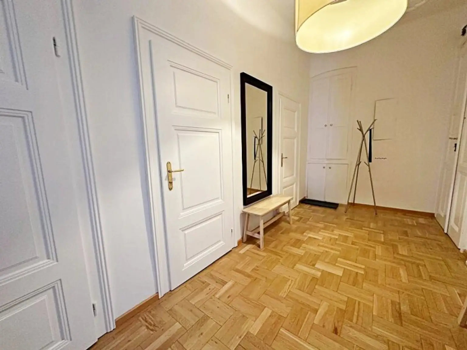 OPERNRING, STAATSOPER, klimatisierte 106 m2 Altbau, 3 Zimmer, Möblierung möglich, Extraküche, 2 Bäder, 4. Liftstock