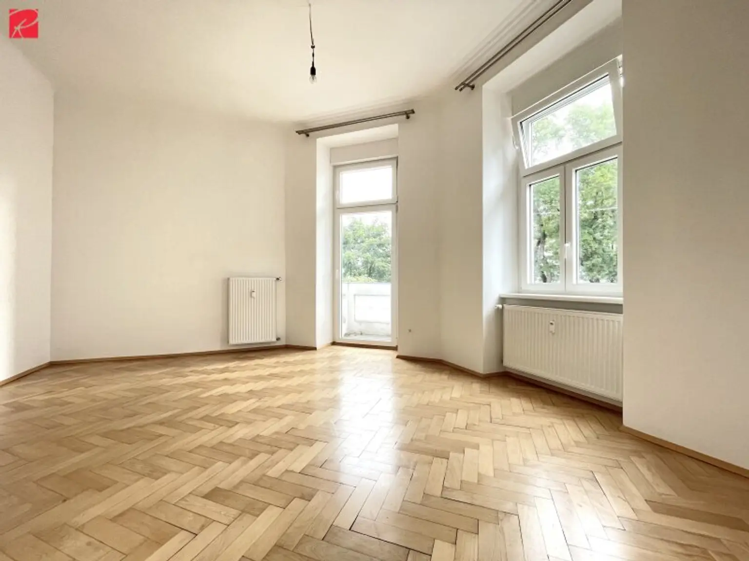 Moderne Altbauwohnung mit Fischgrätparkettböden