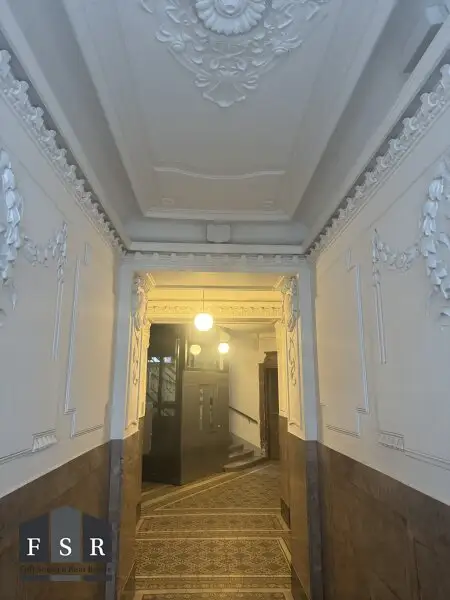 Steinwurf zum Augarten - Nach Ihren Vorstellungen und Bedürfnissen gestalten: Sanierungsbedürftiges strassenseitiges Büro/Praxis/Verkaufsfläche etc. und Wohnung -  Prachtvolles Stilaltbauhaus