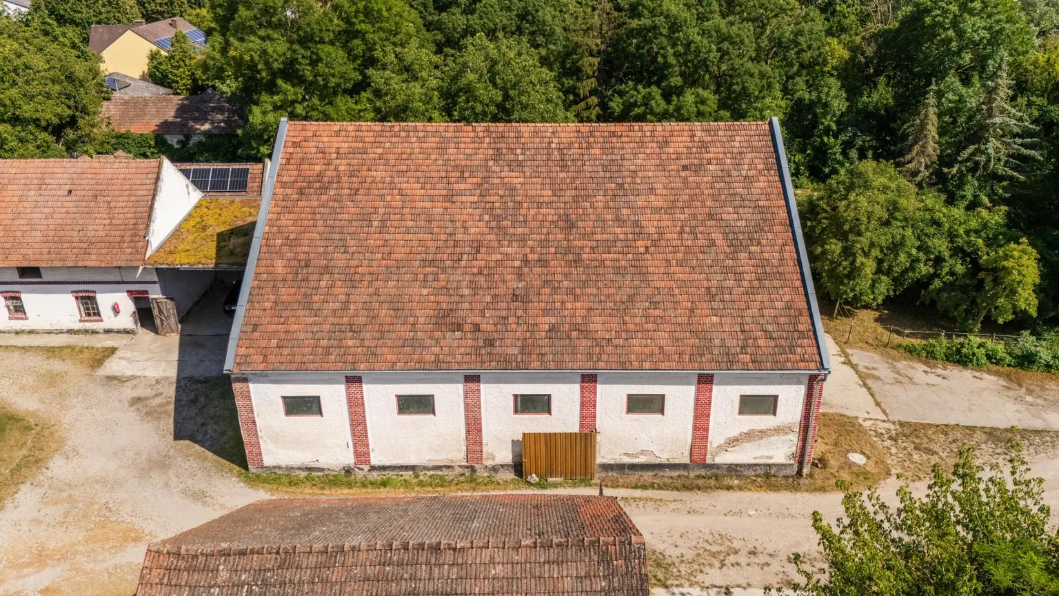 "Großzügiges Grundstück mit Pferdehof und sanierungsbedürftigem Haus – nur Minuten von Wien entfernt"