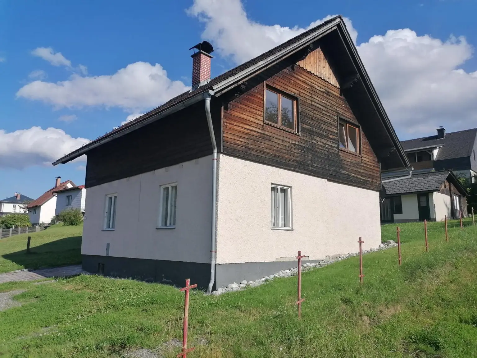 Sanierungsbedürftiges Familienhaus mit Nebengebäuden in Traumlage