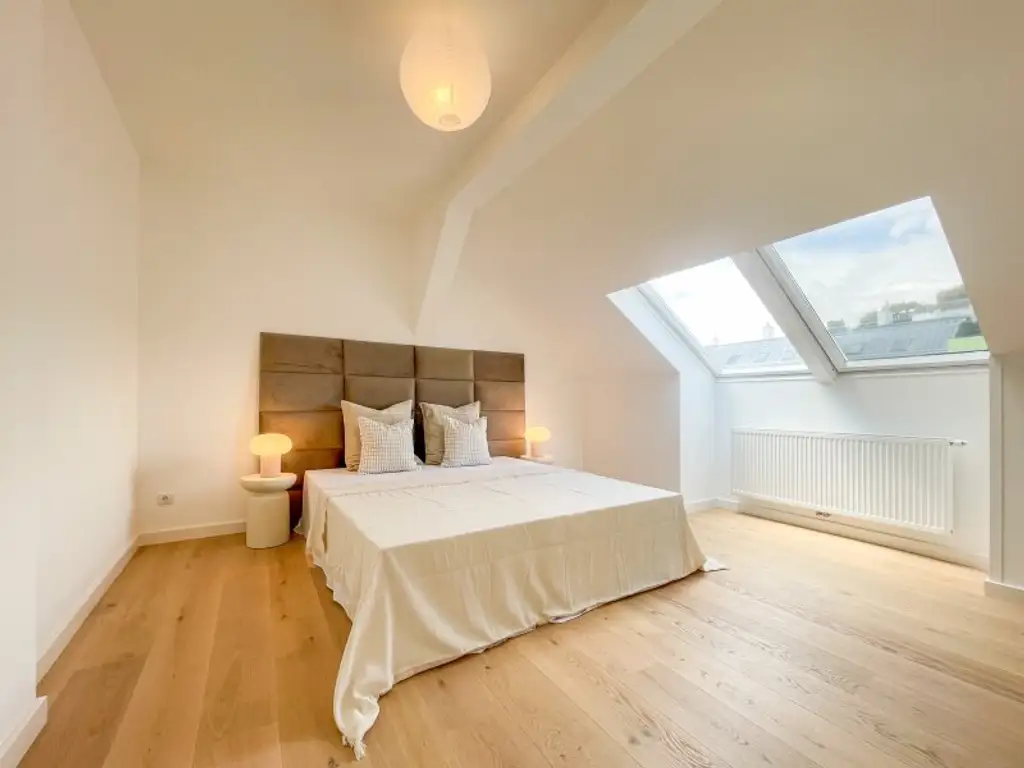 REVITALISIERTES ZINSHAUS: generalsanierte 3-Zimmerwohnung im klimatisiertem DG